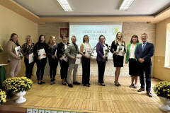 Grupa osób pozuje na stojąco do zdjęcia