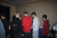 Młodzież stoi odwrócona plecami w grupie