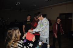 uczeń trzyma serce z papieru, w tle inni uczniowie