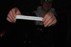 W rękach kartka z napisem: Jestem źródłem radości - sama zapewniam sobie szczęście