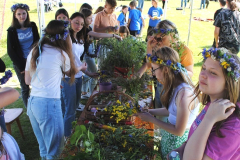 Dziewczęta wija wianki z kwiatów.