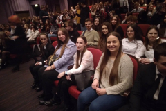 Uczennice siedzą na widowni