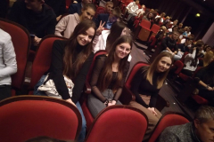 Uczennice siedzą na widowni w teatrze