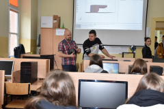 Uczniowie siedzą przed komputerami