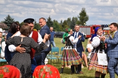 Zdjęcie przedstawia osoby tańczące na trawie