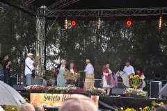 Zdjęcie przedstawia osoby chodzace po scenie
