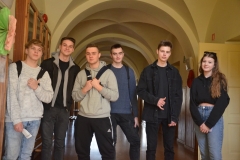 Uczniowie stoją na korytarzu