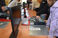 Uczniowie składają komputery