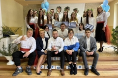 Uczniowie pozują do zdjęcia