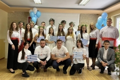 Uczniowie pozują do zdjęcia