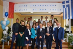 Uczniowie, dyrektor szkoły oraz goście pozują do zdjęcia