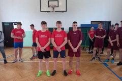 Chłopcy stoją, w tle inne osoby