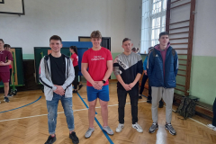 Uczniowie pozują do zdjęcia