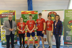 Mężczyźni i kobiety stojąc pozują do zdjęcia