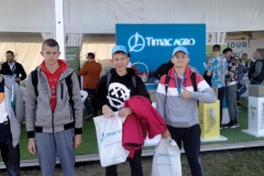 Uczniowie stoją, w tle namiot i inne osoby