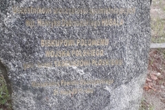 Zdjęcie przedstawia kamień z wyrytym napisem