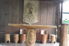Zdjęcie przedstawia, ołtarz, w tle obraz Matki Bożej, ściana