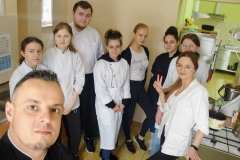 Uczniowie podczas zajęć w pracowni żywienia