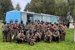 Uczniowie pozują do zdjęcia, w tle drzewa