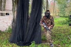 Uczeń biegnie, w tle siatka, budynek