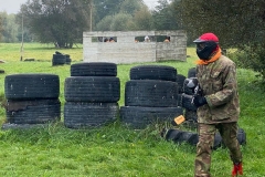 Uczeń idzie w tle opony, budynek