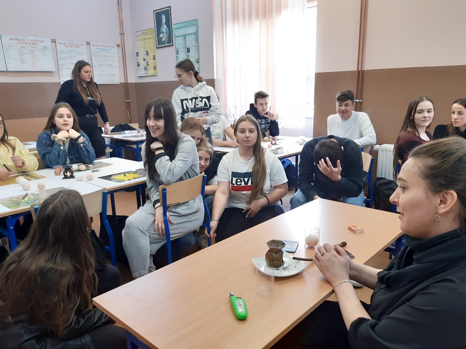Uczniowie siedzą w ławkach