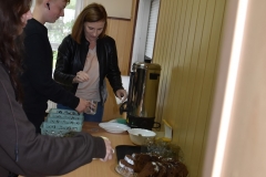 Nauczyciel i uczniowie stoją przy warniku