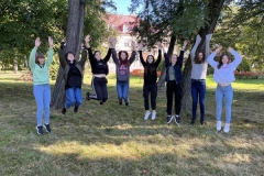 Uczennice w podskoku, w tle drzewa