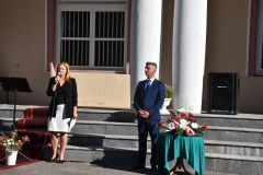 Zastępca Wójta Gminy Czarnocin i dyrektor szkoły stoją, w tle schody, okno, kwiaty