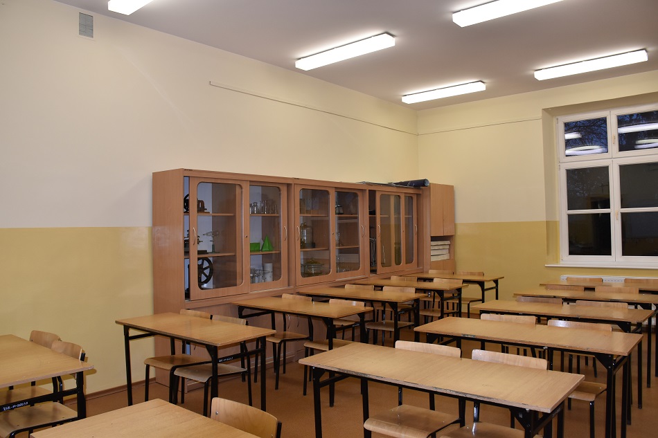 klasa wyposażona w ławki i szafy przeszklone