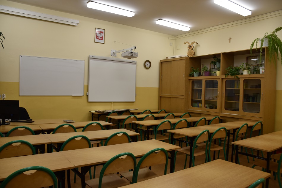 Tablica, ławki, krzesła, szafy, kwiaty