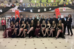 Maturzyści wraz z wychowawczynią pozują do zdjęcia