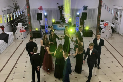 Uczniowie tańczą w kółku