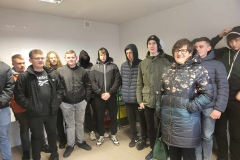 Uczniowie i nauczycielka stoją