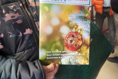 W rękach trzymana jest czasopismo RADA