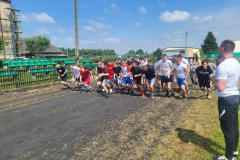 Uczniowie rozpoczynają bieg na boisku