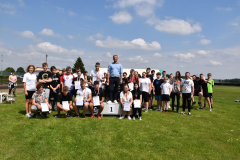 Uczestnicy biegów, dyrektor szkoły i nauczyciele pozują do zdjecia