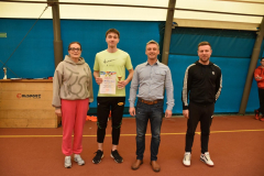 Nauczyciele oraz uczeń z pucharem i dyplomem w rękach pozują na stojąco do zdjęcia