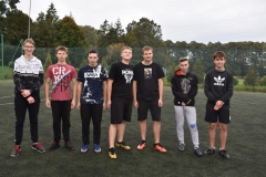 Uczniowie stoją na boisku