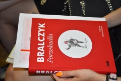 Zdjęcie przedstawia książkę trzymaną w rękach