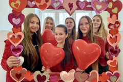 Uczennice pozują z ramką w serca do zdjęcia
