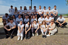 Kobiety i mężczyźni pozują na stojąco i siedząco do zdjęcia