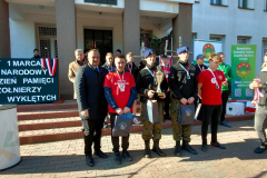 Uczniowie i organizatorzy biegu pozują do zdjęcia