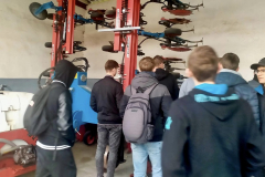Uczniowie oglądają maszyny rolnicze