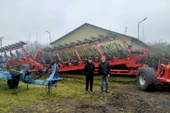 Dwóch uczniów stoi przy pługu obrotowym