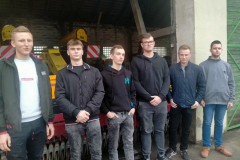 Uczniowie pozują na stojąco do zdjęcia