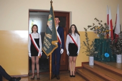 Poczet sztandarowy stoi, w tle ściana