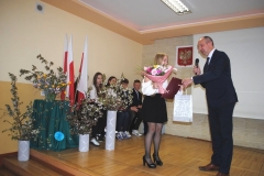 Wójt Gminy Czarnocin wręcza stypendium najlepszemu tegorocznemu absolwentowi szkoły