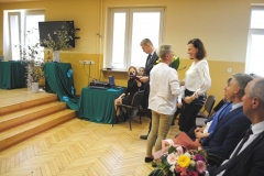 Rodzic dziękuje wychowawczyni, w tle okno, stolik