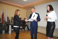 Dyrektor szkoły wraz z wychowawczynią wręczają podziękowanie rodzicowi